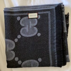 Authentic Gucci Men’s silk scarf in gray and black
